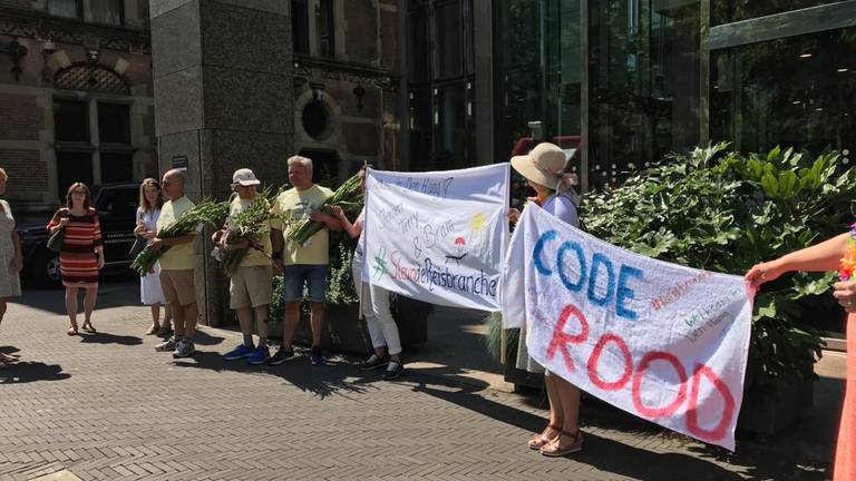 De mannen werden in Den Haag door een aantal supporters opgewacht (foto: Helene Hammerstein).