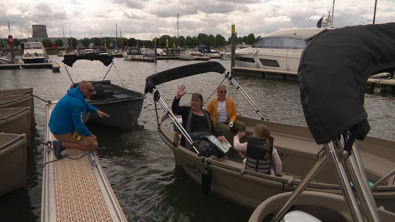 Natasja Strijland gaat vanuit de haven in Drimmelen een dagje varen met haar moeder en dochter. (foto: Thomas Wustman)