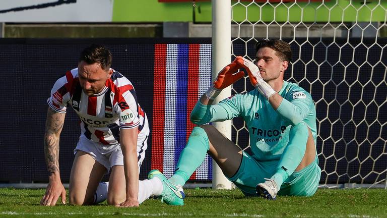 De teleurstelling bij Willem II gedemonstreerd door Joeri Schroijen en keeper Joshua Smit (foto: Orange Pictures).