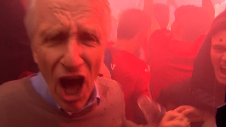 Verslaggever Jan Waalen wordt door PSV-fans meegenomen in het feest