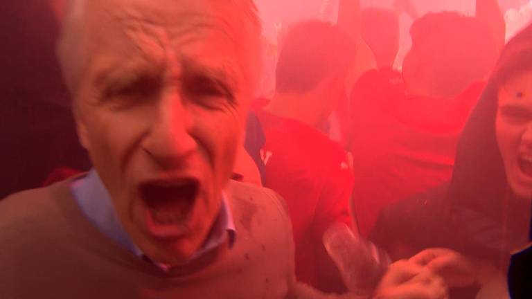 Kijk mee hoe feestende PSV-fans onze verslaggever meenemen in de euforie