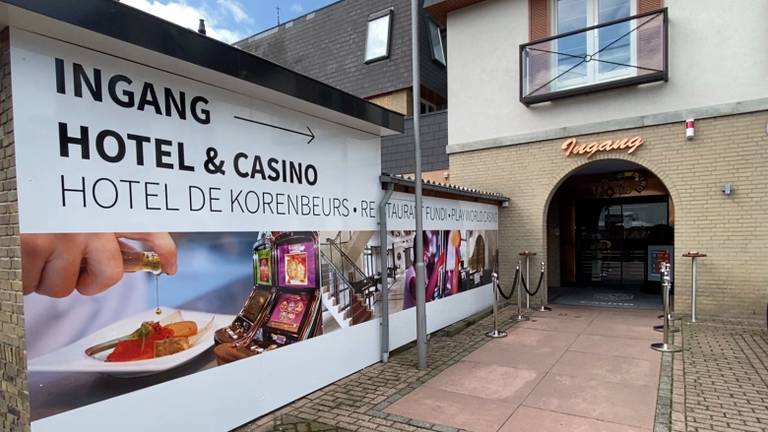 Zij-ingang van Playworld casino in Made (foto: Jan Peels)