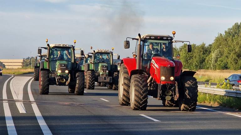 Tractoren op de A50 (foto: Noël van Hooft).