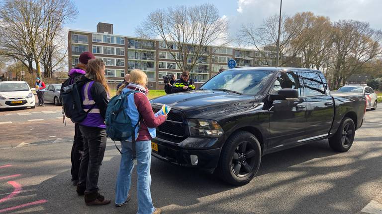 Activisten werden bijna aangereden tijdens de blokkade (foto: Noël van Hooft).