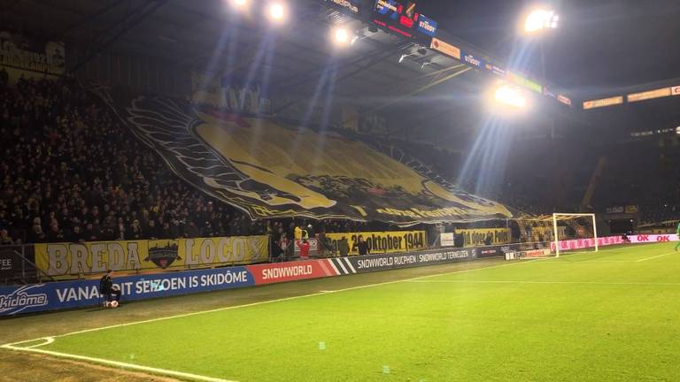 Het doek werd getoond voor de wedstrijd tegen Emmen.