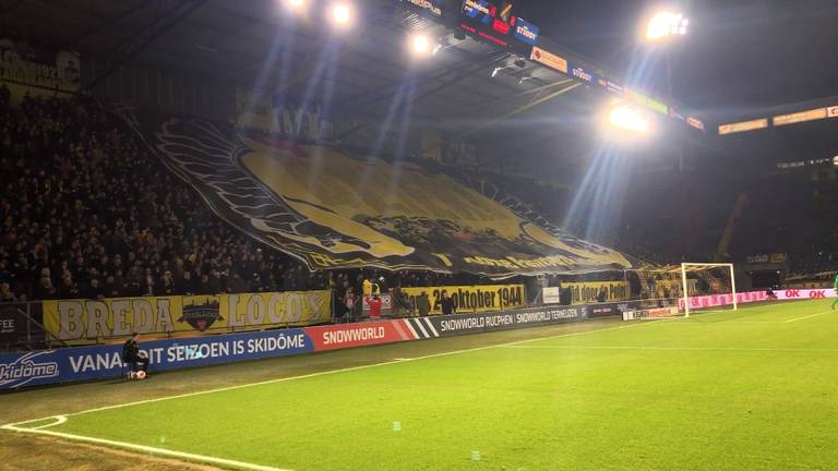 Het doek werd getoond voor de wedstrijd tegen Emmen (foto: Omroep Brabant).