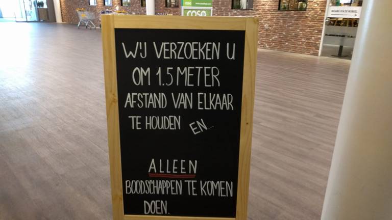 Boodschappen doen mag niet in gezelschap van kinderen en je moet 1,5 meter afstand houden. Foto: Malini Witlox