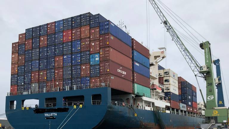 Een containerschip aan de bananenkaai in Antwerpen (foto: Willlem-Jan Joachems) 