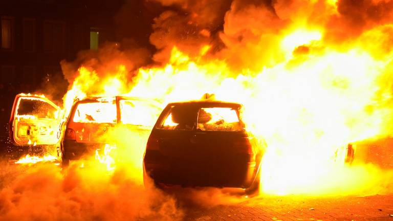 Diverse autobranden in onrustig Veen. 