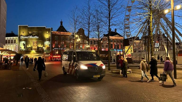 Extra politie in de Groningse binnenstad (foto: Erik Hogeboom/RTV Noord).