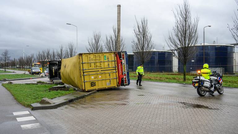 Vrachtwagen met 25 ton augurken kantelt