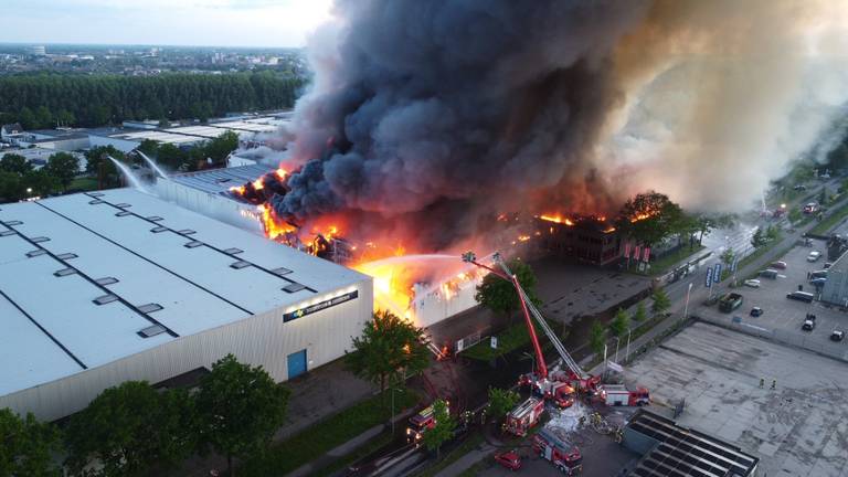 De brandweer bestrijdt de brand met man en macht (foto: SQ Vision).