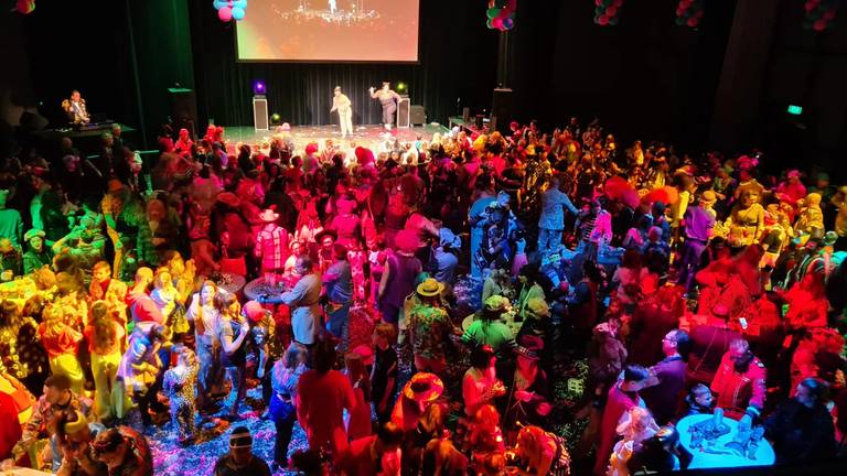 De vloer bij Theater de Schalm ligt met carnaval bezaaid met confetti (foto: Theater de Schalm).