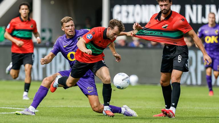 Sydney van Hooijdonk (tweede van links) kwam met NAC handen en voeten tekort tegen NEC (foto: ANP).