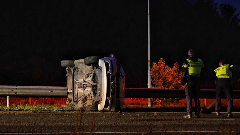 Een auto belandde op zijn kant op de A58 bij Bavel (foto: Jeroen Stuve/SQ Vision).