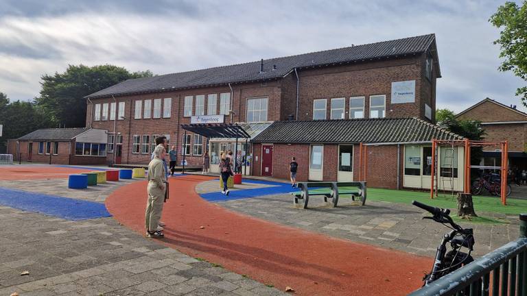 Basisschool IKC Regenboog in Oss ging deze donderdagochtend weer open (foto: Noël van Hooft).