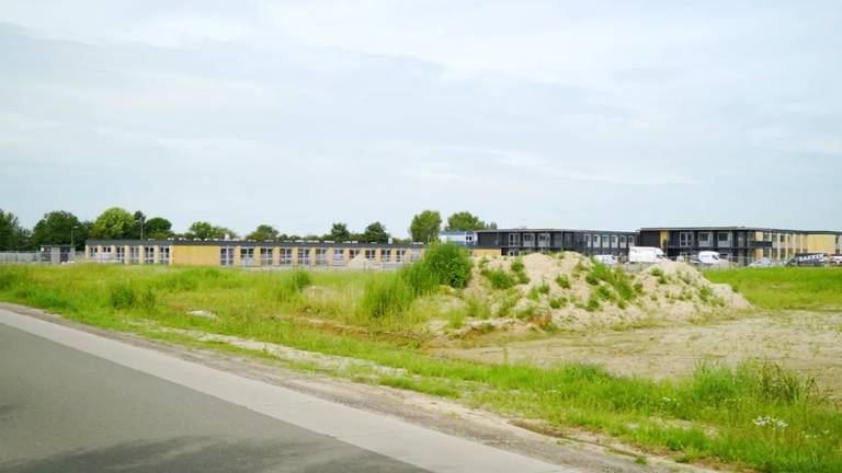 De bouw van het asielzoekerscentrum aan de Spitsbergerweg is al bijna klaar (beeld: DTV Nieuws).