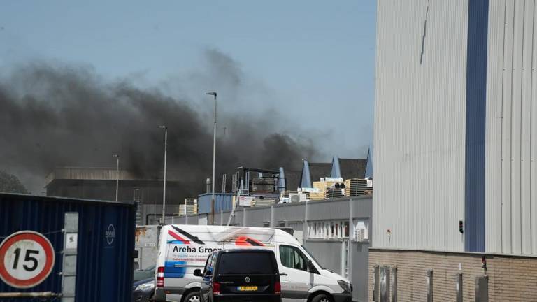 Zwarte rookwolken door brand op dak van bakkerij Daelmans