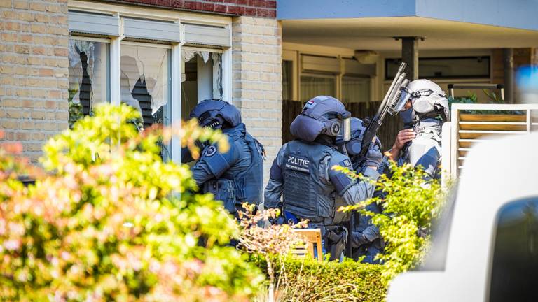 Arrestatieteam haalt man die voor overlast zorgt uit huis in Veldhoven