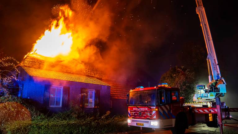 Uitslaande brand verwoest dak en zolder van woonboerderij in Geffen