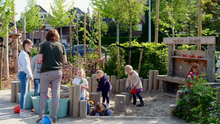 Modderkeuken bij Montessori+ in Prinsenbeek (beeld: Provincie Noord-Brabant).