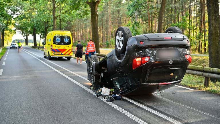 De zwaar beschadigde auto na de capriolen op de N69 (foto: Rico Vogels/SQ Vision).