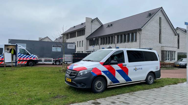 Ook overdag gaat het politieonderzoek door (foto: Imke van de Laar)