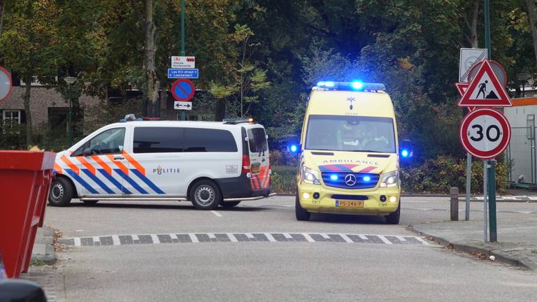 Politie en ambulance bij de plek waar de fietsster werd aangereden (foto:  FPMB Erik Haverhals).