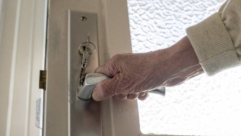 De vrouw deed de deur open voor twee mannen met gele werkhesjes (foto: ANP).