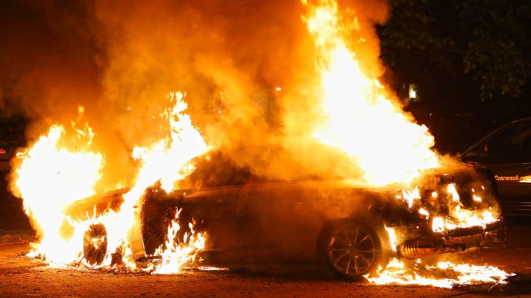 De auto ging aan de Bilderdijkstraat in Oss in vlammen op (foto: Gabor Heeres/SQ Vision).