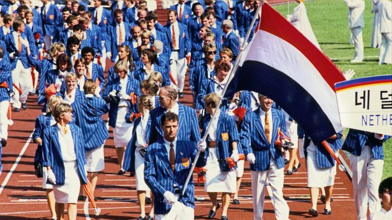 Vlaggendrager Eric Swinkels tijdens de Olympische Spelen van 1988. (Foto: ANP, Paul Stolk)