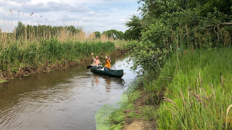 Marloes en Roel beginnen aan hun kanotocht op De Dommel