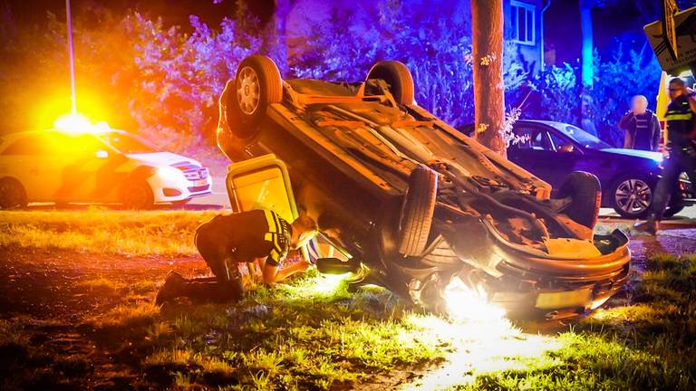 De bestuurder verdween spoorloos na het ongeluk in Nuenen (foto: Sem van Rijssel/SQ Vision).