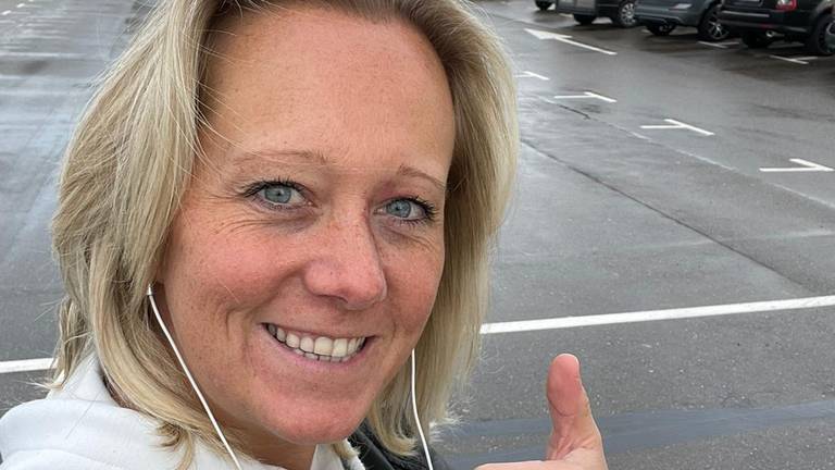 Kelly Vos op het parkeerterrein bij Schiphol. 