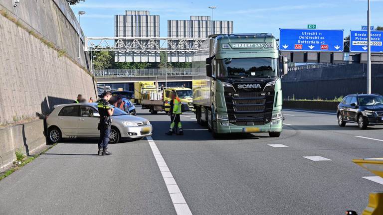 Bij het ongeluk op de A16 raakte niemand gewond (foto: Tom van der Put/SQ Vision).