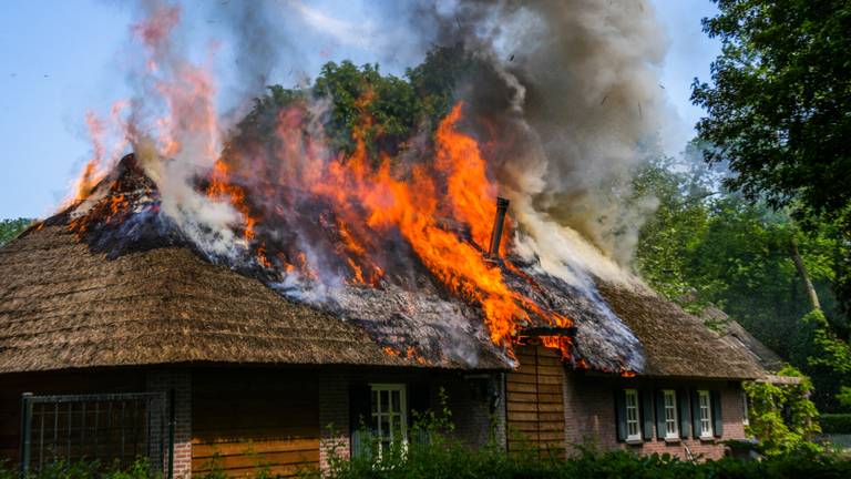 Uitslaande brand bij woonboerderij met rieten dak