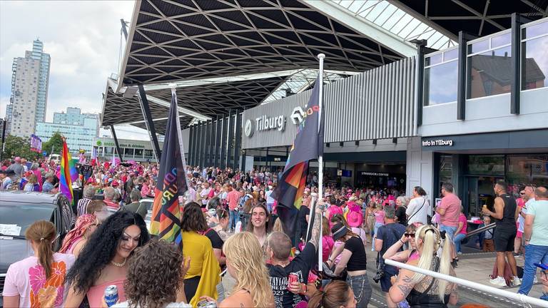 Tilburg kleurt roze op Roze Maandag, kijk hier naar de opening