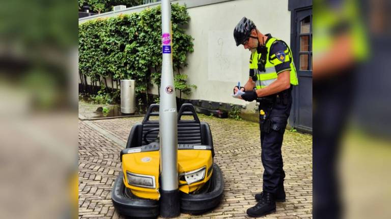 Botsauto neemt de benen van kermis en 'ramt' lantaarnpaal 