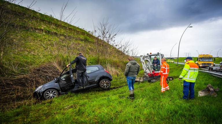 De kraan wist de auto uit de sloot naast de A50 te krijgen (Foto: SQ Vision).