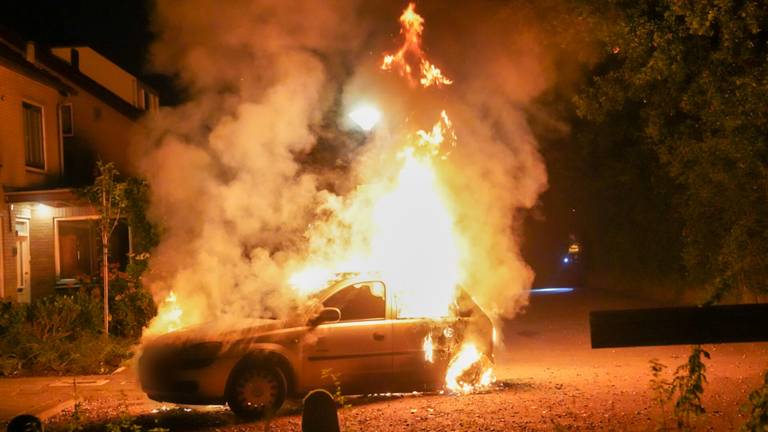 De vlammen sloegen hoog uit de auto aan de Bosrand in Geldrop (foto: Dave Hendriks/SQ Vision).