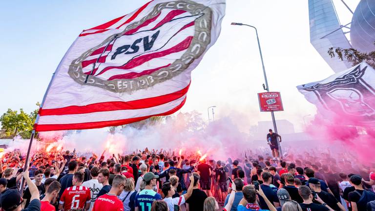 Volop sfeer voorafgaand aan PSV - Rangers (foto: Eye4images).