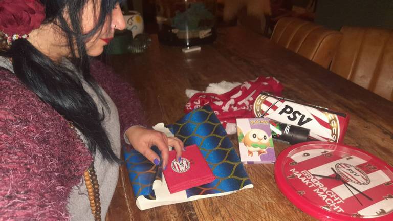Anne pakt de cadeautjes voor het kerstpakket in (foto: privébeeld) 