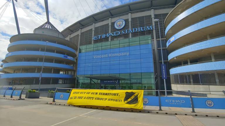 NAC-supporters gingen naar Manchester om daar een spandoek op te hangen (foto: Breda Loco's).