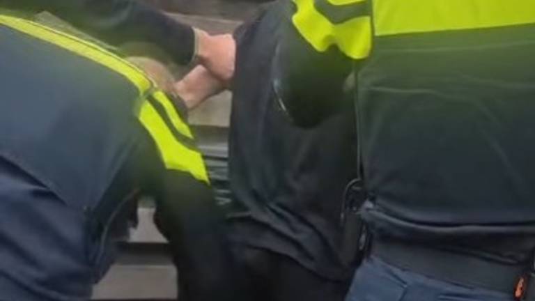 De verdachten werden aangehouden (foto: Instagram wijkagenten Breda Zuidwest).