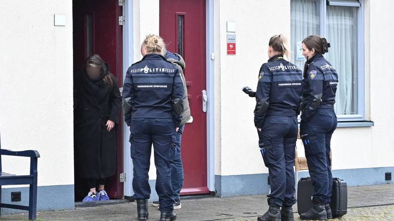 Meerdere eenheden van forensische opsporing zijn bij het huis aanwezig om te zoeken naar sporen die leiden naar de doodsoorzaak van de baby (Foto: SQ Vision)