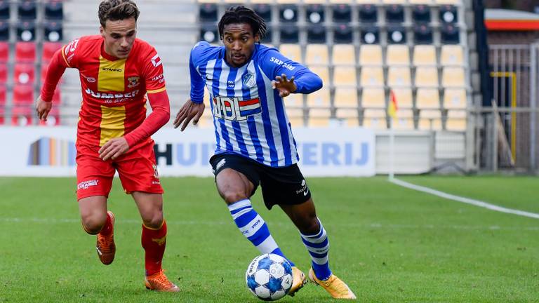 FC Eindhoven-aanvaller Jacky Donkor (r.)  is Bradly van Hoeven (Go Ahead Eagles) te snel af (Foto: Orange Pictures)