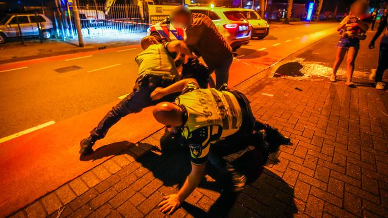 Bestelbusje rijdt hard door politielint, inzittenden in gevecht met agenten