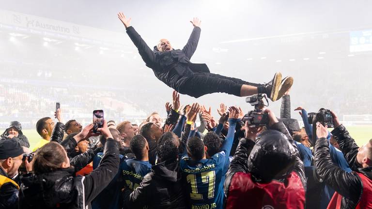 Peter Bosz wordt gejonast in Heerenveen (foto: OrangePictures).