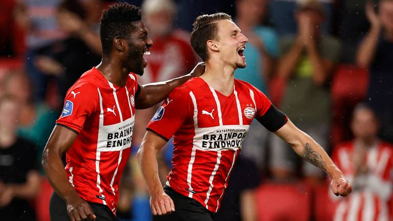 Olivier Boscagli (rechts) scoorde de vierde treffer van PSV tegen SC Cambuur (foto: ANP2021/Maurice van Steen).