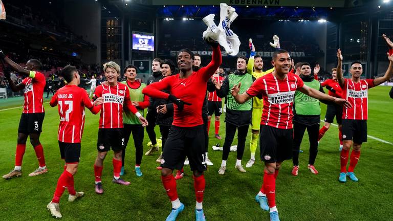 PSV-spelers vieren het bereiken van de kwartfinale (Foto: OrangePictures)